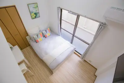 a small room with a white bed in a room at \u9591\u9759\u306a\u4f4f\u5b85\u8857_\u6696\u304b\u304f\u5c45\u5fc3\u5730\u306e\u826f\u3044\u30c7\u30b6\u30a4\u30f3 EoS-J in Tokyo