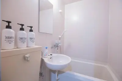 a white bathroom with a sink and a bath tub at \u9591\u9759\u306a\u4f4f\u5b85\u8857_\u6696\u304b\u304f\u5c45\u5fc3\u5730\u306e\u826f\u3044\u30c7\u30b6\u30a4\u30f3 EoS-J in Tokyo