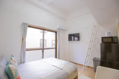 a white bedroom with a bed and a window at \u9591\u9759\u306a\u4f4f\u5b85\u8857_\u6696\u304b\u304f\u5c45\u5fc3\u5730\u306e\u826f\u3044\u30c7\u30b6\u30a4\u30f3 EoS-J in Tokyo