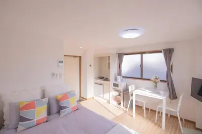 a room with a bed and a table and a desk at \u9591\u9759\u306a\u4f4f\u5b85\u8857_\u6696\u304b\u304f\u5c45\u5fc3\u5730\u306e\u826f\u3044\u30c7\u30b6\u30a4\u30f3 SoW-2 in Tokyo