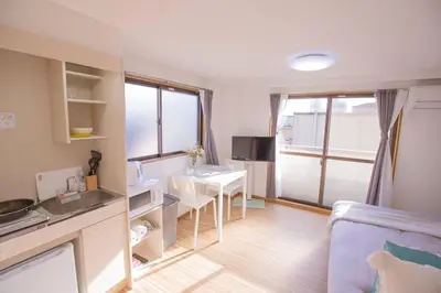 a small apartment with a kitchen and a living room at \u9591\u9759\u306a\u4f4f\u5b85\u8857_\u6696\u304b\u304f\u5c45\u5fc3\u5730\u306e\u826f\u3044\u30c7\u30b6\u30a4\u30f3 SoW-2 in Tokyo