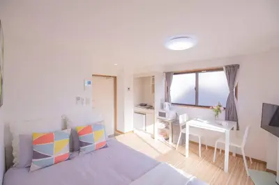 a bedroom with a bed and a desk and a kitchen at \u9591\u9759\u306a\u4f4f\u5b85\u8857_\u6696\u304b\u304f\u5c45\u5fc3\u5730\u306e\u826f\u3044\u30c7\u30b6\u30a4\u30f3 SoW-2 in Tokyo