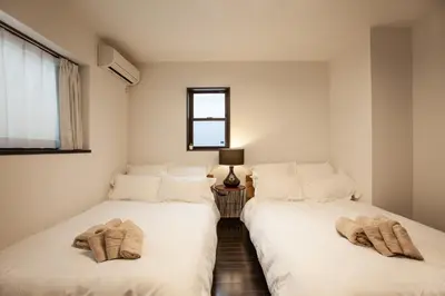 two beds sitting next to each other in a room at ks\u897f\u65e9\u7a32\u7530 in Tokyo