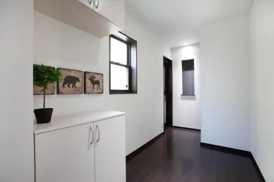 a kitchen with white cabinets and a window at ks\u897f\u65e9\u7a32\u7530 in Tokyo