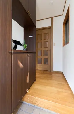 a hallway with a wooden door and a wooden floor at Tokyo Central Shinjuku-ward Japanese Tatami House 2DK-\u65b0\u5bbf03 in Tokyo