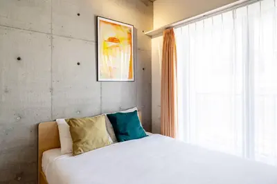 a bedroom with a white bed and a window at Kisetsu\u5927\u68eeII in Tokyo