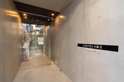a hallway with a sign on the side of a building at Kisetsu\u5927\u68eeII in Tokyo