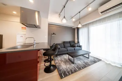 a kitchen and a living room with a couch at \u30af\u30ec\u30a2\u30c4\u30a3\u30aa\u30fc\u30cd\u8d64\u5742 in Tokyo