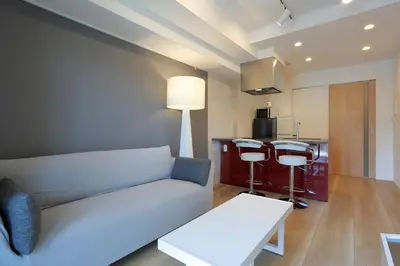 a living room with a couch and a kitchen at \u30af\u30ec\u30a2\u30c4\u30a3\u30aa\u30fc\u30cd\u8d64\u5742 in Tokyo