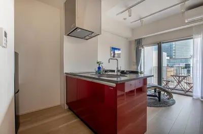 a kitchen with a sink and a large window at \u30af\u30ec\u30a2\u30c4\u30a3\u30aa\u30fc\u30cd\u8d64\u5742 in Tokyo