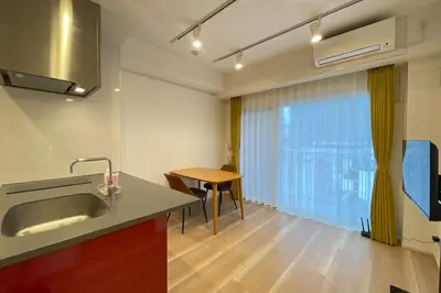 a kitchen with a sink and a table and a window at \u30af\u30ec\u30a2\u30c4\u30a3\u30aa\u30fc\u30cd\u8d64\u5742 in Tokyo