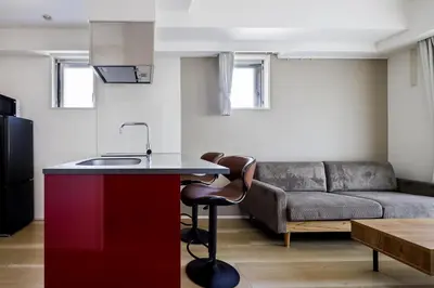 a kitchen and living room with a couch at \u30af\u30ec\u30a2\u30c4\u30a3\u30aa\u30fc\u30cd\u8d64\u5742 in Tokyo
