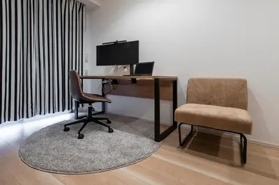 an office with a desk and a chair and a computer at \u30af\u30ec\u30a2\u30c4\u30a3\u30aa\u30fc\u30cd\u8d64\u5742 in Tokyo