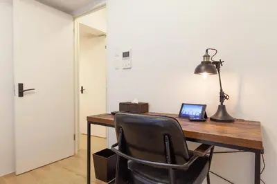 an office with a desk with a laptop computer on it at Legaland\u5b66\u7fd2\u9662\u4e0b in Tokyo