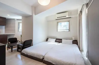 a bedroom with a bed and a desk and a kitchen at \u6e0b\u8c37\u30d2\u30eb\u30c8\u30c3\u30d7 in Tokyo