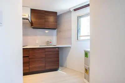 a kitchen with wooden cabinets and a sink at \u6e0b\u8c37\u30d2\u30eb\u30c8\u30c3\u30d7 in Tokyo
