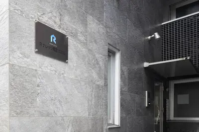 a sign on the side of a building at R\u30ca\u30ec\u30c3\u30b8\u4e21\u56fd bldg in Tokyo