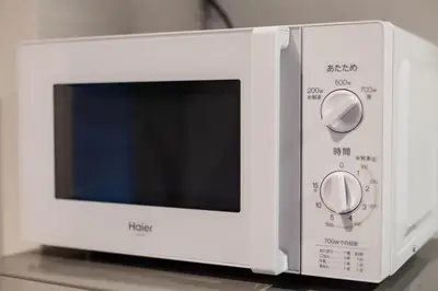 a microwave oven sitting on top of a counter at R\u30ca\u30ec\u30c3\u30b8\u4e21\u56fd bldg in Tokyo