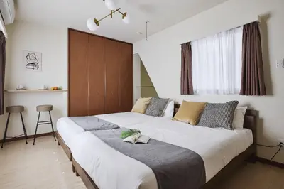 a bedroom with a large bed in a room at \u30b0\u30e9\u30ca\u30fc\u30c9\u516d\u672c\u6728 in Tokyo