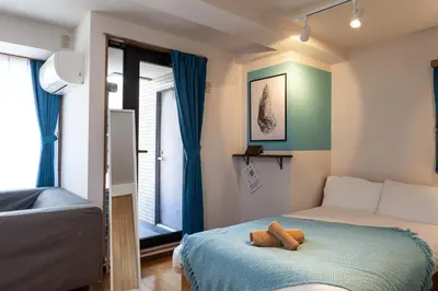 a small bedroom with a bed and a window at \u30c8\u30eb\u30b3\u30d6\u30eb\u30fc\u30d3\u30eb in Tokyo