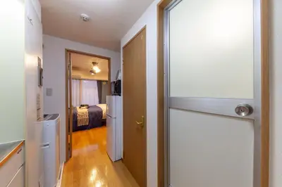 a door leading into a room with a bedroom at \u30c8\u30eb\u30b3\u30d6\u30eb\u30fc\u30d3\u30eb in Tokyo