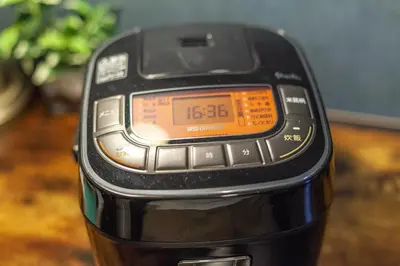 a cell phone is sitting on a table at \u30c8\u30eb\u30b3\u30d6\u30eb\u30fc\u30d3\u30eb in Tokyo