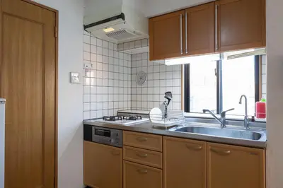 a kitchen with a sink and a window at \u30c8\u30eb\u30b3\u30d6\u30eb\u30fc\u30d3\u30eb in Tokyo