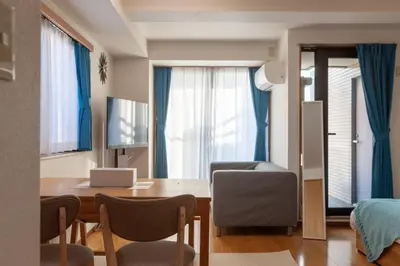 a room with a table and chairs and a bedroom at \u30c8\u30eb\u30b3\u30d6\u30eb\u30fc\u30d3\u30eb in Tokyo