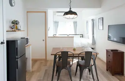 a room with a table and two chairs and a bed at \u30d5\u30ed\u30fc\u30ea\u30c3\u30b7\u30e521 in Tokyo
