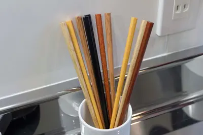 a cup filled with wooden sticks in a microwave at \u30d5\u30ed\u30fc\u30ea\u30c3\u30b7\u30e521 in Tokyo