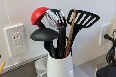 a vase filled with forks and spatulas on a counter at \u30d5\u30ed\u30fc\u30ea\u30c3\u30b7\u30e521 in Tokyo