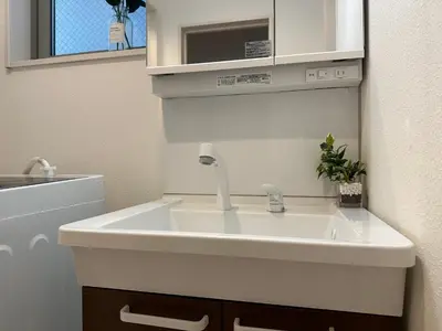 a white sink in a bathroom with at nestay villa tokyo oyama in Tokyo