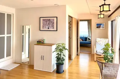 a living room with two potted plants in it at \u4e1c\u4eac\u65b0\u5bbf\u533a\u65e9\u7a3b\u7530\u5730\u94c1\u6b65\u884c5\u5206\u949fViewing House in Tokyo
