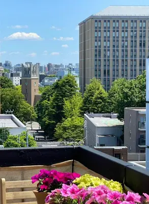 a view of a city from a balcony with flowers at \u4e1c\u4eac\u65b0\u5bbf\u533a\u65e9\u7a3b\u7530\u5730\u94c1\u6b65\u884c5\u5206\u949fViewing House in Tokyo