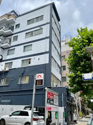 a car parked in front of a tall building at \u4e1c\u4eac\u65b0\u5bbf\u533a\u65e9\u7a3b\u7530\u5730\u94c1\u6b65\u884c5\u5206\u949fViewing House in Tokyo