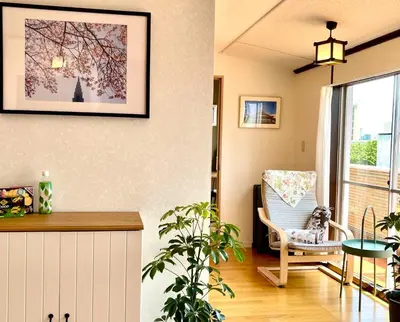 a living room with a chair and a table at \u4e1c\u4eac\u65b0\u5bbf\u533a\u65e9\u7a3b\u7530\u5730\u94c1\u6b65\u884c5\u5206\u949fViewing House in Tokyo