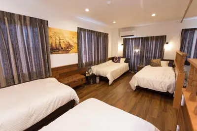 a hotel room with two beds and a couch at \u30d1\u30eb\u30c6\u30e9\u30b9\u5bcc\u58eb\u898b in Tokyo