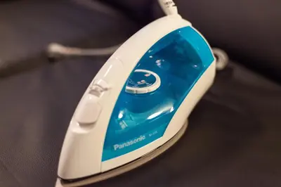 a blue and white iron sitting on a table at \u8981\u753a\u30b7\u30c6\u30a3\u30cf\u30a4\u30e0 in Tokyo