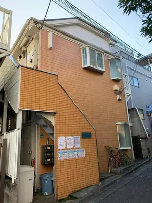 an orange brick building with an open door at \u8981\u753a\u30b7\u30c6\u30a3\u30cf\u30a4\u30e0 in Tokyo