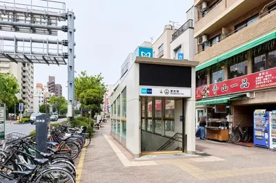 a group of bikes parked in front of a building at \u8981\u753a\u30b7\u30c6\u30a3\u30cf\u30a4\u30e0 in Tokyo