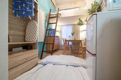 a small room with a bed and a ladder at \u8981\u753a\u30b7\u30c6\u30a3\u30cf\u30a4\u30e0 in Tokyo