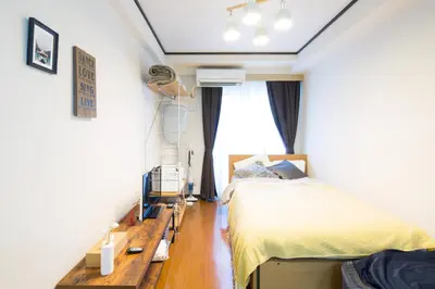 a small bedroom with two beds and a desk at \u30b7\u30a7\u30e2\u30ef\u30ed\u30ef\u30a4\u30e4\u30eb in Tokyo