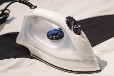 a white gas mask sitting on a bed at \u30b7\u30a7\u30e2\u30ef\u30ed\u30ef\u30a4\u30e4\u30eb in Tokyo
