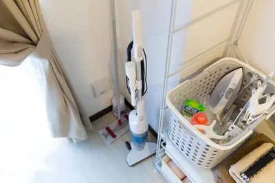 a room with a laundry basket on the floor at \u30b7\u30a7\u30e2\u30ef\u30ed\u30ef\u30a4\u30e4\u30eb in Tokyo