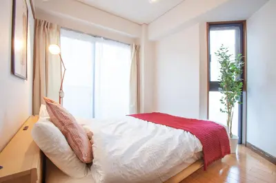a bedroom with a bed and a large window at Rej\u30eb\u30d5\u30ec\u6075\u6bd4\u5bff in Tokyo