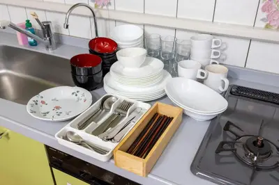 a kitchen counter with plates and dishes and a sink at Rej\u30eb\u30d5\u30ec\u6075\u6bd4\u5bff in Tokyo