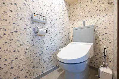 a bathroom with a toilet with blue and white wallpaper at Rej\u30eb\u30d5\u30ec\u6075\u6bd4\u5bff in Tokyo