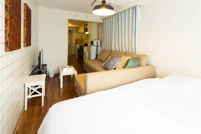 a living room with a couch and a living room at \u690d\u7530\u30cf\u30a4\u30c4 in Tokyo