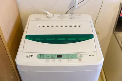 a scale sitting on top of a washing machine at \u690d\u7530\u30cf\u30a4\u30c4 in Tokyo