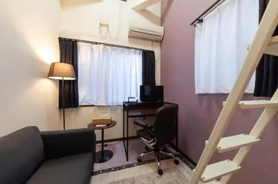 a room with a desk with a computer and a ladder at \u30f4\u30a3\u30f3\u30c6\u30fc\u30b8\u30c7\u30b6\u30a4\u30f3\u795e\u697d\u5742 in Tokyo